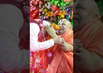 PM Modi की Swami Rambhadracharya से मुलाकात का भावुक वीडियो #shorts