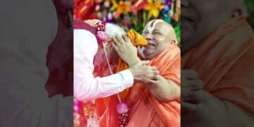 PM Modi की Swami Rambhadracharya से मुलाकात का भावुक वीडियो #shorts