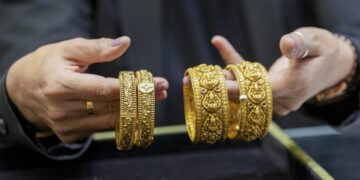Gold Silver Price: सोना 1200 रुपये तो चांदी 4000 रुपये लुढ़की, डॉलर की मजबूती कारण; जानिए बाजार का पूरा हाल
