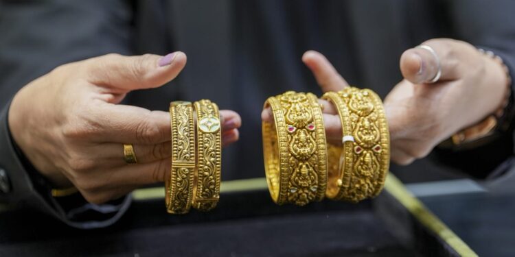 Gold Silver Price: सोना 1200 रुपये तो चांदी 4000 रुपये लुढ़की, डॉलर की मजबूती कारण; जानिए बाजार का पूरा हाल